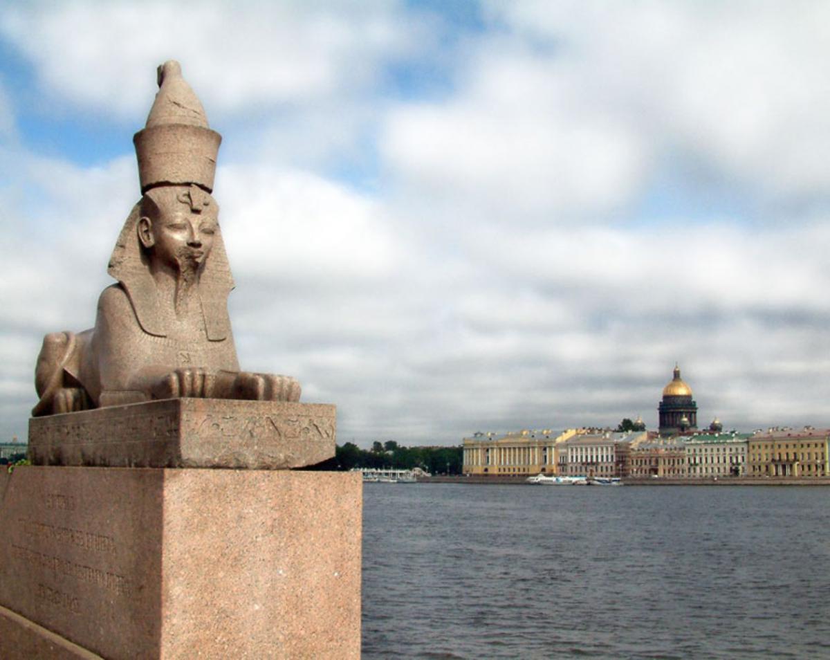 Памятник сфинксы на Университетской набережной в Санкт-Петербурге